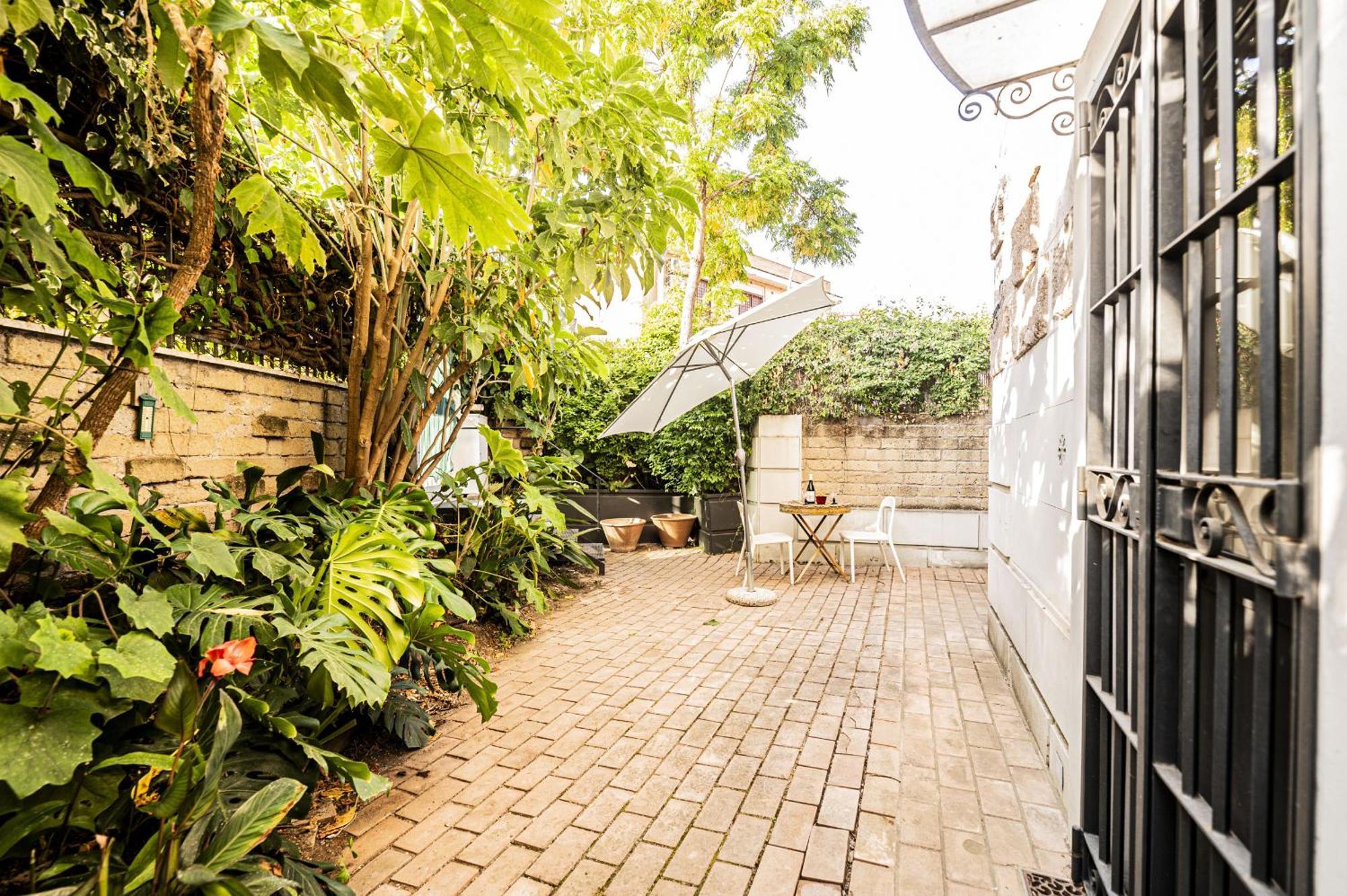Apartment Lovely Garden In Beautiful San Saba Rom
